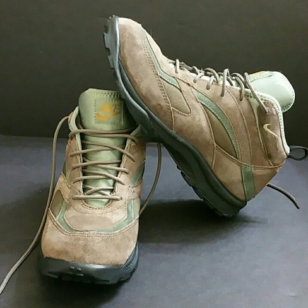 NIKE VINTAGE WOMEN HIKING BOOTS